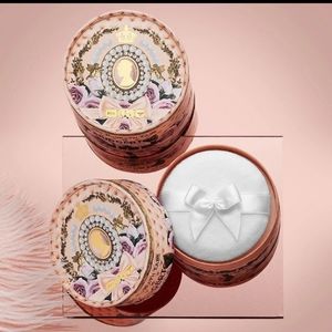 Pat McGrath x bridegerton collaboration highlighter/body shimmer